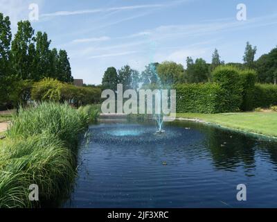 Wasserspiel im Festival Gardens See im Springfields Outlet Shopping- und Freizeitzentrum Camelgate Spalding Lincolnshire England Stockfoto