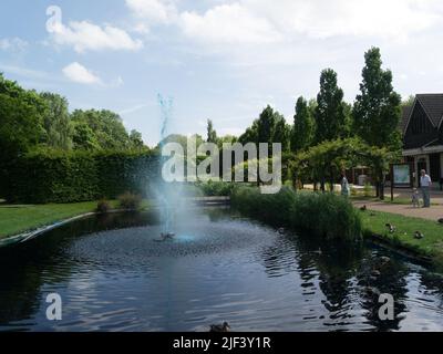 Wasserspiel im Festival Gardens See im Springfields Outlet Shopping- und Freizeitzentrum Camelgate Spalding Lincolnshire England Stockfoto