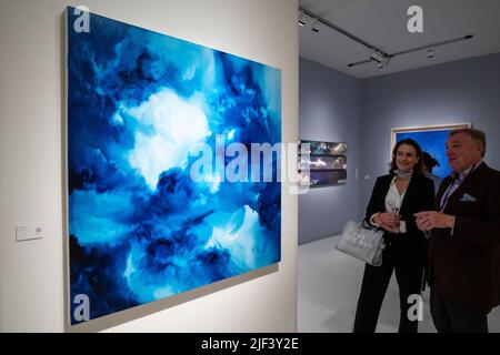 London, Großbritannien. 29. Juni 2022. „Sky“, 2021-03, Zhao Zhao, auf dem Stand der Galerie 3812 in der Vorschau auf Masterpiece London, die Kunstmesse, auf der Besucher die besten Kunstwerke, Design, Möbel und Schmuck - von der Antike bis zur Gegenwart - sehen und kaufen können. Die Messe kehrt wieder auf das Gelände des Royal Hospital Chelsea zurück, das vom 30. Juni bis 6. Juli 2022 für die Öffentlichkeit zugänglich ist. Kredit: Stephen Chung / Alamy Live Nachrichten Stockfoto