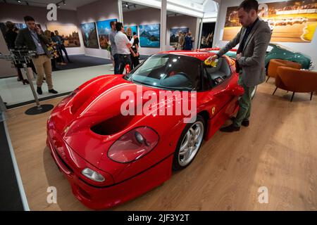 London, Großbritannien. 29. Juni 2022. 'Ferrari F50', 1997, (6m USD) bei der Vorschau auf Masterpiece London, die Kunstmesse, auf der Besucher die besten Kunstwerke, Designs, Möbel und Schmuck von der Antike bis zur Gegenwart sehen und kaufen können. Die Messe kehrt wieder auf das Gelände des Royal Hospital Chelsea zurück, das vom 30. Juni bis 6. Juli 2022 für die Öffentlichkeit zugänglich ist. Kredit: Stephen Chung / Alamy Live Nachrichten Stockfoto