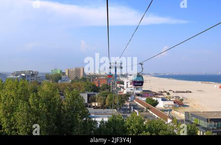September 14 2021 - Constanta in Rumänien: Blick von der Gondel für Touristen über eine Mamaia, einem beliebten Ferienort Stockfoto