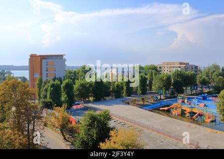 September 14 2021 - Constanta in Rumänien: Landschaft mit dem Boulevard im Mamaia Resort und dem Siutghiol See Stockfoto