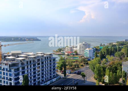 September 14 2021 - Constanta in Rumänien: Landschaft mit dem Boulevard im Mamaia Resort und dem Siutghiol See Stockfoto