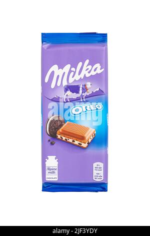 CHISINAU, MOLDAWIEN - 28. Juni 2022: Milka OREO alpine Milchschokolade isoliert auf weißem Hintergrund. Mit Beschneidungspfad Stockfoto