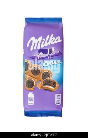 CHISINAU, MOLDAWIEN - 28. Juni 2022: Milka OREO alpine Milchschokolade isoliert auf weißem Hintergrund. Mit Beschneidungspfad Stockfoto