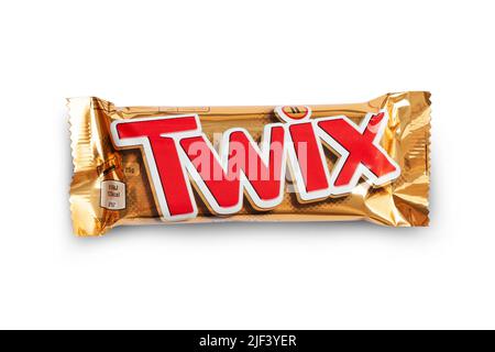 CHISINAU, MOLDAWIEN - 28. Juni 2022: Twix Schokoladenriegel auf weißem Hintergrund. Twix ist ein Karamell-Shortbread-Schokoladenriegel von Mars, Inc. Mit Clipping Stockfoto