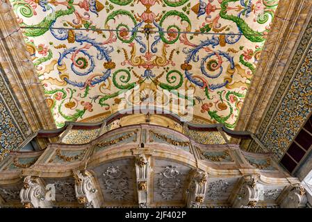 Decke in der Kapelle des Heiligen Michael in der Universität von Coimbra, Portugal Stockfoto