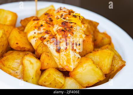 Traditionelle Patatas Bravas mit Aioli-Sauce, spanisches Essen, selektiver Ansatz zur Sauce. Stockfoto