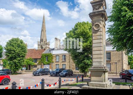 St Mary's Church and war Memorial, Market Square, Higham Ferrers, Northamptonshire, England, Vereinigtes Königreich Stockfoto