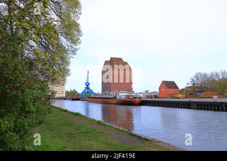 April 30 2022 - Anklam in Deutschland: Kleiner Industriehafen an einem klaufigen Tag Stockfoto