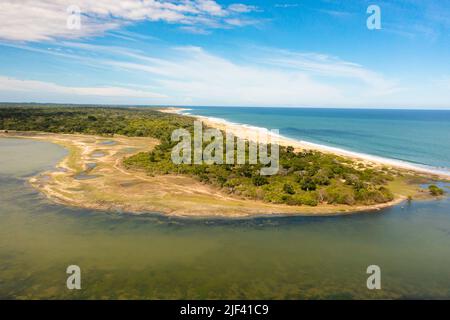 Meer mit Strand im Nationalpark im Dschungel. Stockfoto