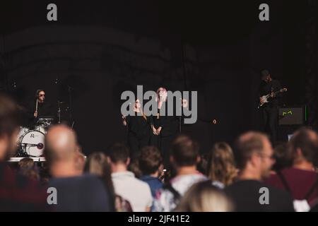 Ana Diaz spielt live auf der Bühne des Popaganda Festivals in Stockholm. Stockfoto