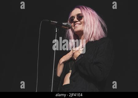 Ana Diaz spielt live auf der Bühne des Popaganda Festivals in Stockholm. Stockfoto