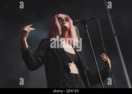 Ana Diaz spielt live auf der Bühne des Popaganda Festivals in Stockholm. Stockfoto