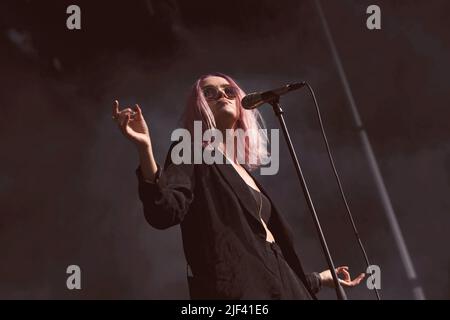 Ana Diaz spielt live auf der Bühne des Popaganda Festivals in Stockholm. Stockfoto