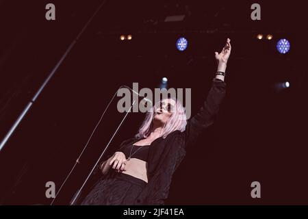 Ana Diaz spielt live auf der Bühne des Popaganda Festivals in Stockholm. Stockfoto