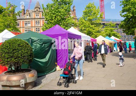 Marktstände für Lebensmittel, Millennium Square, Sheffield, South Yorkshire, England, Vereinigtes Königreich Stockfoto