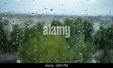 Nahaufnahme von Wassertropfen auf den Fenstern als Hintergrund. Nahaufnahme von Wassertropfen auf den Fenstern als Hintergrund. Stockfoto