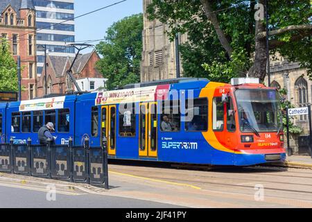 Sheffield Supertram-Zug an der Straßenbahnhaltestelle Cathedral, Church Street, Sheffield, South Yorkshire, England, Vereinigtes Königreich Stockfoto