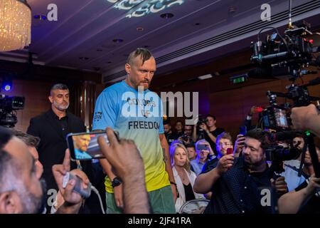 LONDON, GROSSBRITANNIEN. 29. Juni 2022. Oleksandr Osyk betrat den Konferenzraum während der Matchroomboxing Presents - Usyk vs Joshua Pressekonferenz im Four Seasons Hotel am Mittwoch, 29. Juni 2022 in LONDON (nur für redaktionelle Verwendung, Lizenz für kommerzielle Nutzung erforderlich. Keine Verwendung bei Wetten, Spielen oder Veröffentlichungen einzelner Vereine/Vereine/Spieler.) Kredit: Taka G Wu/Alamy Live Nachrichten Stockfoto