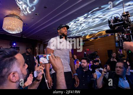 LONDON, GROSSBRITANNIEN. 29. Juni 2022. Anthony Joshua begibt sich während der Matchroomboxing Presents - Usyk vs Joshua Pressekonferenz im Four Seasons Hotel am Mittwoch, 29. Juni 2022 in LONDON in den Konferenzraum (nur für redaktionelle Verwendung, Lizenz für kommerzielle Nutzung erforderlich. Keine Verwendung bei Wetten, Spielen oder Veröffentlichungen einzelner Vereine/Vereine/Spieler.) Kredit: Taka G Wu/Alamy Live Nachrichten Stockfoto