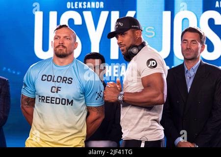 LONDON, GROSSBRITANNIEN. 29. Juni 2022. Oleksandr Osyk und Anthony Joshua stellen sich während der Matchroomboxing Presents - Usyk vs Joshua Pressekonferenz im Four Seasons Hotel am Mittwoch, 29. Juni 2022 in LONDON (nur für redaktionelle Verwendung, Lizenz für kommerzielle Nutzung erforderlich. Keine Verwendung bei Wetten, Spielen oder Veröffentlichungen einzelner Vereine/Vereine/Spieler.) Kredit: Taka G Wu/Alamy Live Nachrichten Stockfoto