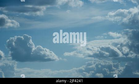 Blauer Himmel und Wolken Stockfoto