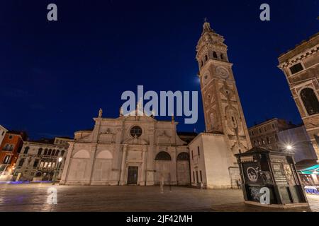 Venedig, Italien - 06 10 2022: Die Parrocchia di Santa Maria Formosa in Venedig in einer Sommernacht. Stockfoto