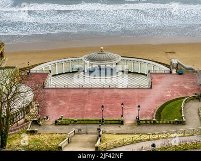 Blick von den Südklippen von Scarborough auf den Spa Ballsaal, Veranstaltungsort für Outdoor-Unterhaltung Stockfoto