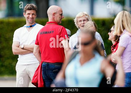 Aachen, Deutschland. 29.. Juni 2022. Pferdesport/Dressur: CHIO, Prix St. Georges. Fußballspieler Thomas Müller (l) steht auf dem Aufwärmring. Quelle: Uwe Anspach/dpa/Alamy Live News Stockfoto