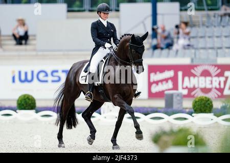 Aachen, Deutschland. 29.. Juni 2022. Pferdesport/Dressur: CHIO, Prix St. Georges. Die deutsche Dressurreiterin Lisa Müller reitet auf dem Pferd Chuck Bass. Quelle: Uwe Anspach/dpa/Alamy Live News Stockfoto