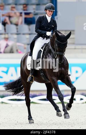 Aachen, Deutschland. 29.. Juni 2022. Pferdesport/Dressur: CHIO, Prix St. Georges. Die deutsche Dressurreiterin Lisa Müller reitet auf dem Pferd Chuck Bass. Quelle: Uwe Anspach/dpa/Alamy Live News Stockfoto