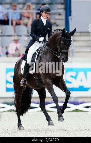 Aachen, Deutschland. 29.. Juni 2022. Pferdesport/Dressur: CHIO, Prix St. Georges. Die deutsche Dressurreiterin Lisa Müller reitet auf dem Pferd Chuck Bass. Quelle: Uwe Anspach/dpa/Alamy Live News Stockfoto