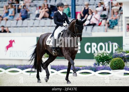 Aachen, Deutschland. 29.. Juni 2022. Pferdesport/Dressur: CHIO, Prix St. Georges. Die deutsche Dressurreiterin Lisa Müller reitet auf dem Pferd Chuck Bass. Quelle: Uwe Anspach/dpa/Alamy Live News Stockfoto