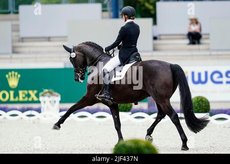 Aachen, Deutschland. 29.. Juni 2022. Pferdesport/Dressur: CHIO, Prix St. Georges. Die deutsche Dressurreiterin Lisa Müller reitet auf dem Pferd Chuck Bass. Quelle: Uwe Anspach/dpa/Alamy Live News Stockfoto