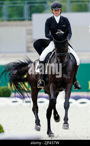 Aachen, Deutschland. 29.. Juni 2022. Pferdesport/Dressur: CHIO, Prix St. Georges. Die deutsche Dressurreiterin Lisa Müller reitet auf dem Pferd Chuck Bass. Quelle: Uwe Anspach/dpa/Alamy Live News Stockfoto