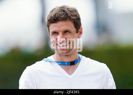 Aachen, Deutschland. 29.. Juni 2022. Pferdesport/Dressur: CHIO, Prix St. Georges. Fußballspieler Thomas Müller lacht über den Warm-up-Ring. Quelle: Uwe Anspach/dpa/Alamy Live News Stockfoto