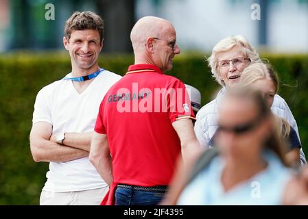 Aachen, Deutschland. 29.. Juni 2022. Pferdesport/Dressur: CHIO, Prix St. Georges. Fußballspieler Thomas Müller (l) steht auf dem Aufwärmring. Quelle: Uwe Anspach/dpa/Alamy Live News Stockfoto