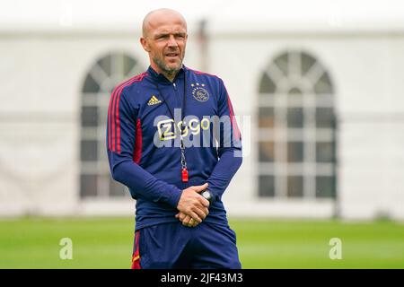 AMSTERDAM, NIEDERLANDE - 24. JUNI: Trainer Alfred Schreuder von Ajax während der ersten Trainingssaison 2022/2023 von Ajax im sportpark De Toekomst am 24. Juni 2022 in Amsterdam, Niederlande. (Foto von Joris Verwijst/Orange Picturs) Stockfoto