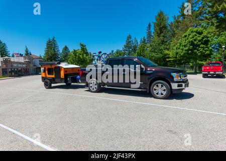 Mackinaw City, MI - Juni 17: Kleiner Teardrop-Anhänger auf dem Parkplatz Stockfoto