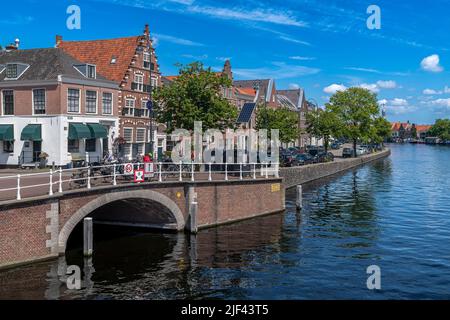 Leben am Kanal in der schönen Stadt Haarlem, westlich von Amsterdam in den Niederlanden. Stockfoto