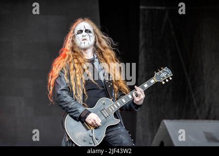 Oslo, Norwegen. 25., Juni 2022. Die norwegische Black Metal Band Abbath spielt ein Live-Konzert während des norwegischen Musikfestivals Tons of Rock 2022 in Oslo. Hier ist Gitarrist Raud live auf der Bühne zu sehen. (Foto: Gonzales Photo - Terje Dokken). Stockfoto