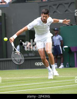 London, Großbritannien. 29.. Juni 2022. Der serbische Novak Djokovic ist am dritten Tag der Wimbledon-Meisterschaften 2022 in London am Mittwoch, den 29. Juni 2022, gegen den Australier Thanasi Kokkinakis im Einsatz. Foto von Hugo Philpott/UPI Credit: UPI/Alamy Live News Stockfoto