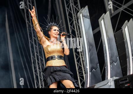 Oslo, Norwegen. 25., Juni 2022. Die niederländische Symphonic Metal Band Within Temptation spielt ein Live-Konzert während des norwegischen Musikfestivals Tons of Rock 2022 in Oslo. Hier ist Sängerin Sharon den Adel live auf der Bühne zu sehen. (Foto: Gonzales Photo - Terje Dokken). Stockfoto