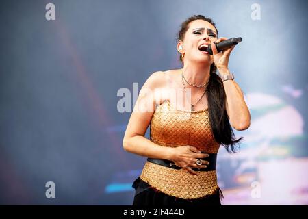 Oslo, Norwegen. 25., Juni 2022. Die niederländische Symphonic Metal Band Within Temptation spielt ein Live-Konzert während des norwegischen Musikfestivals Tons of Rock 2022 in Oslo. Hier ist Sängerin Sharon den Adel live auf der Bühne zu sehen. (Foto: Gonzales Photo - Terje Dokken). Stockfoto