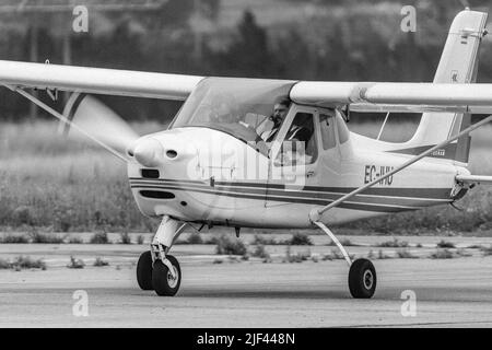 Detail in Schwarz und Weiß eines alten leichten Flugzeugs. Tecnam P92 Echo JS Stockfoto