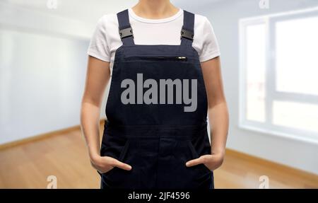 Nahaufnahme einer Malerin oder Baumeisterin insgesamt Stockfoto