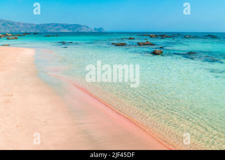 Erstaunlicher rosa Sandstrand mit kristallklarem Wasser in Elafonissi Beach, Kreta, Griechenland Stockfoto