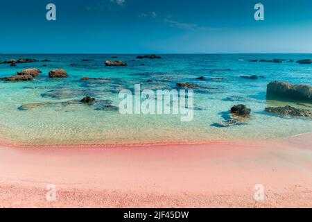Erstaunlicher rosa Sandstrand mit kristallklarem Wasser in Elafonissi Beach, Kreta, Griechenland Stockfoto
