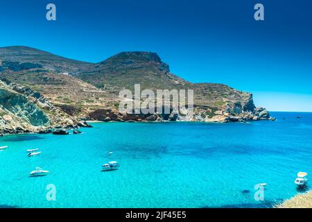 Erstaunliches kristallklares Wasser von Agali Beach, Folegandros, Griechenland Stockfoto